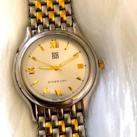 Authentic Givenchy watch Unisex. Running battery main image 4